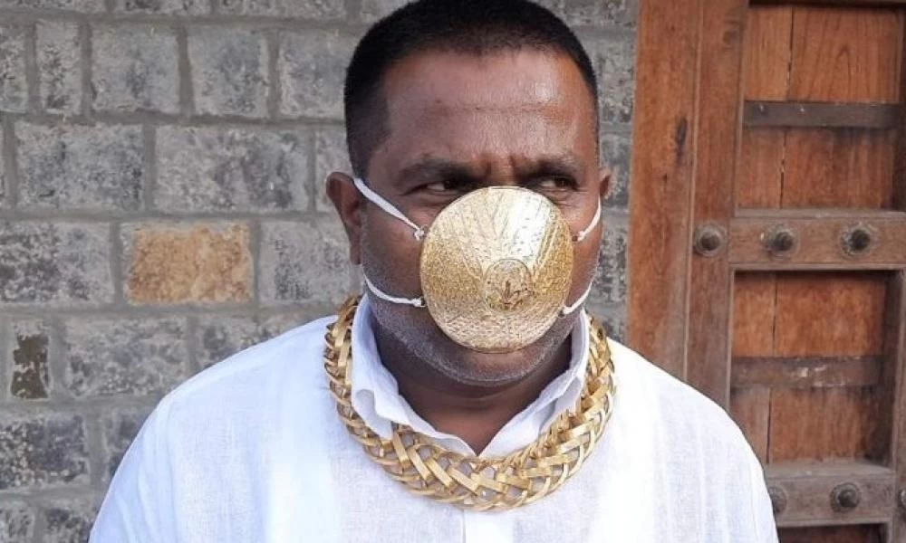 Ινδός επιχειρηματίας φοράει χρυσή μάσκα αξίας 3.500 ευρώ κατά τον κορονοϊό